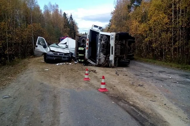 Под Кировградом грузовик с песком накрыл микроавтобус, убив его водителя (ФОТО)