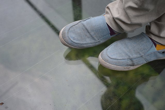 В Китае треснул пол стеклянной галереи над пропастью