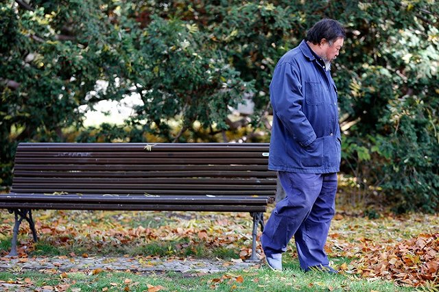 Ай Вэйвэй сфотографировался в образе утонувшего сирийского мальчика