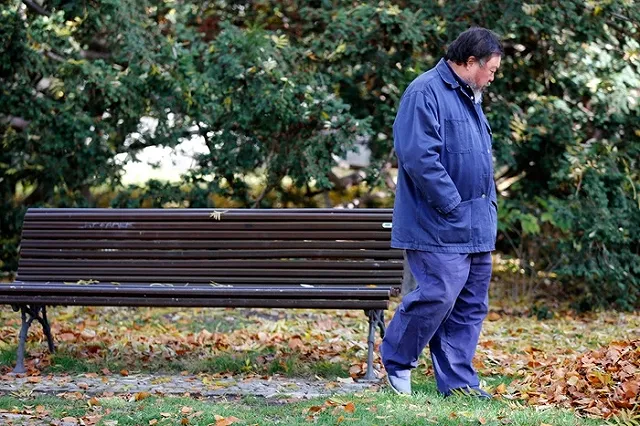 Ай Вэйвэй сфотографировался в образе утонувшего сирийского мальчика