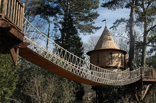 В России туристов поселят на деревьях и в коттеджах из соломы