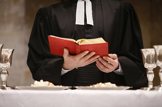 Шотландским священникам разрешили вступать в однополые браки