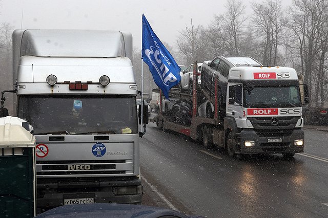 В ГИБДД рассказали, зачем выкопали траншею вокруг бастующих дальнобойщиков