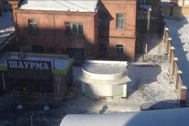 «Тихвин» больше не элитный дом. Вид из окна випам портят киоски