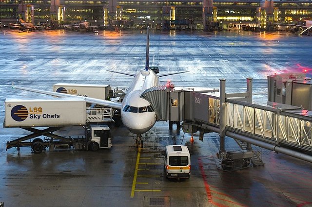 В Кольцово машина с бортовым питанием врезалась в самолет и пробила в нем дыру