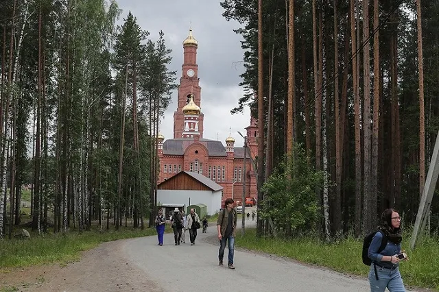 Восемь священнослужителей, оставшихся в монастыре с Сергием, судом епархии лишены сана