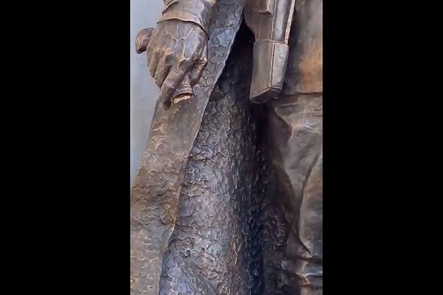 У памятника Чапаеву в Екатеринбурге отломали шашку