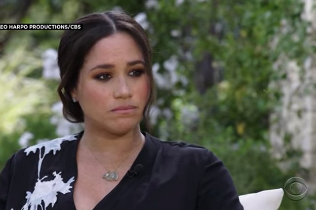 Зрители углядели «птичий помет» на платье Меган Маркл во время интервью