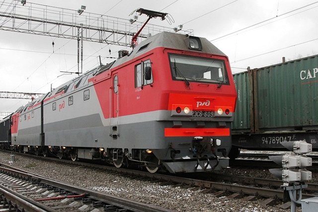 В Екатеринбурге мужчина залез на крышу поезда и погиб от удара током