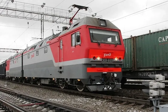 В Екатеринбурге мужчина залез на крышу поезда и погиб от удара током