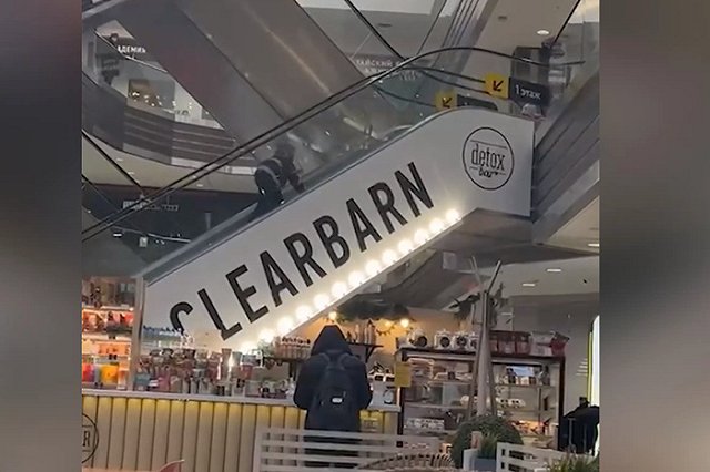 В ТЦ Екатеринбурга родители учили ребёнка баловаться с эскалатором