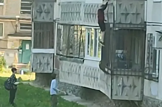 В Екатеринбурге ребёнок пошёл гулять через балкон