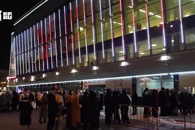 Что случилось? В Екатеринбурге скопилась огромная очередь около КРК «Уралец»
