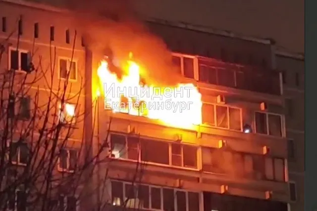 Сразу две квартиры горели в доме на Родонитовой в Екатеринбурге (ВИДЕО)