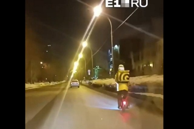 Курьер «Яндекс Еды», разъезжающий на моноколесе, рассказал об отношении к нему автомобилистов