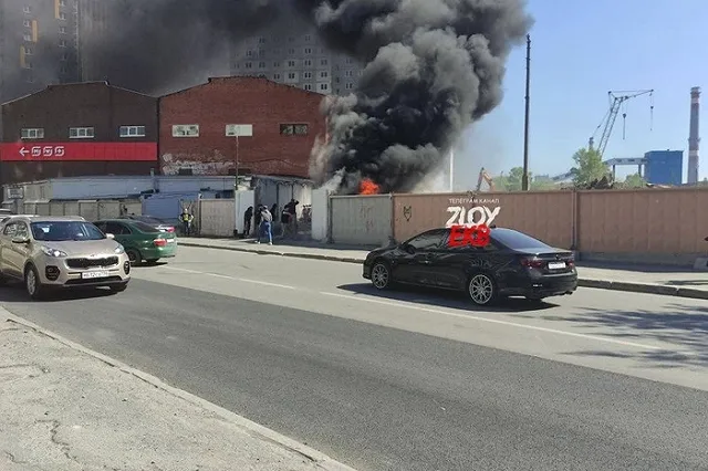 На ЖБИ загорелась стоянка самокатов