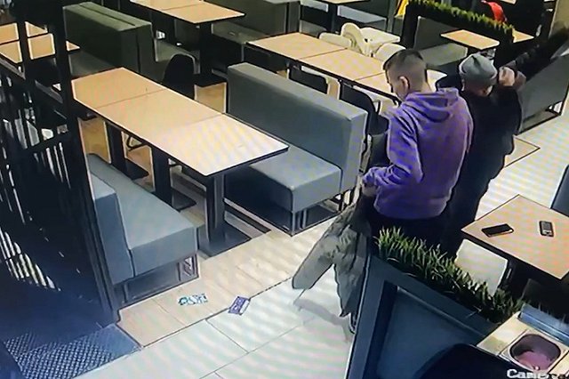 В екатеринбургском кафе у школьника в день его рождения украли деньги