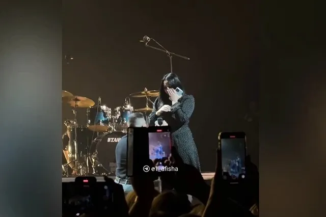 Фанат пробрался на сцену на концерте МакSим в Екатеринбурге