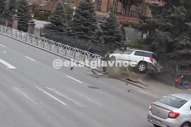 На перекрёстке Хохрякова — Куйбышева легковушка сбила двух пешеходов — видео