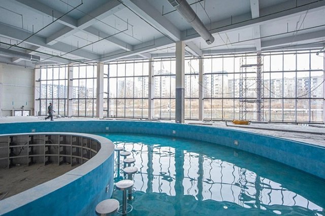 Внутри ТЦ Екатеринбурга залили самый большой на Урале бассейн