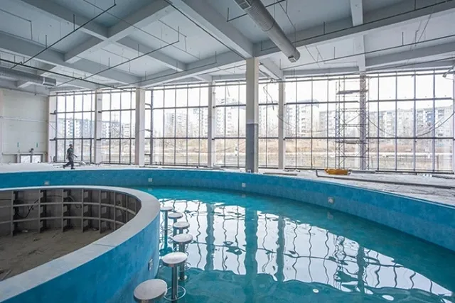 Внутри ТЦ Екатеринбурга залили самый большой на Урале бассейн