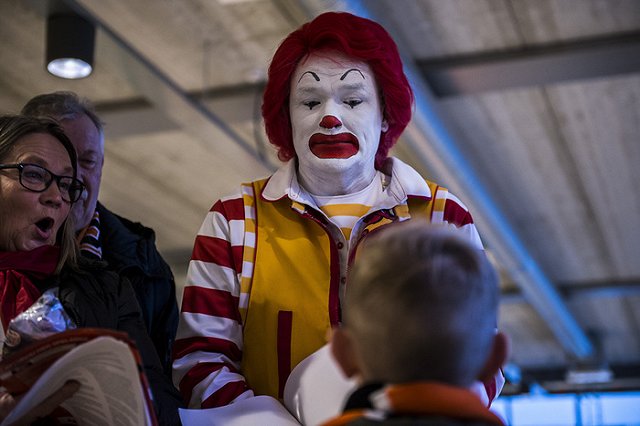 «Макдоналдс» высмеяли за двусмысленный новогодний дизайн стаканчиков