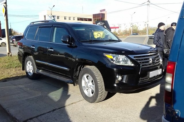 У свердловчанина забрали Lexus за долги, пока он был на шопинге