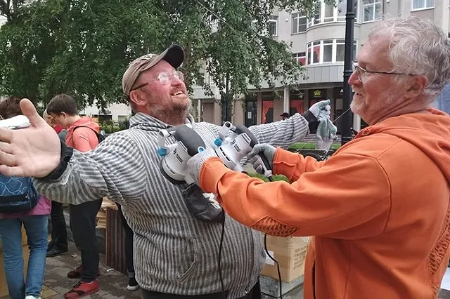 «Чайф» постелил рулонный газон на улице Красноармейской