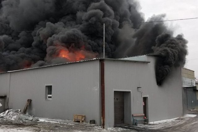 МЧС наращивает группировку на пожаре в Екатеринбурге