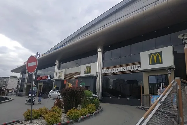 Социологи: «бумеры» в кризис делают запасы, «зумеры» — сокращают расходы