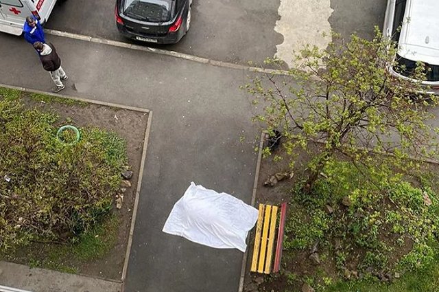 Свердловчанка выпала с 8-ого этажа и разбилась насмерть