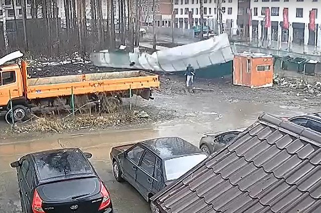 В Академическом сорвавшийся от ветра забор едва не убил екатеринбуржца