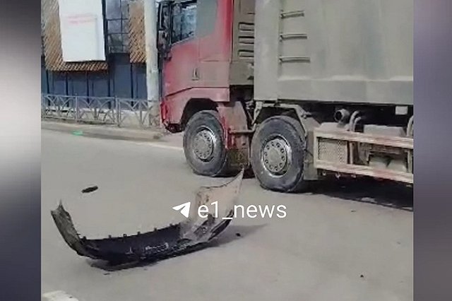 Улицу Московскую парализовало из-за аварии с большегрузом