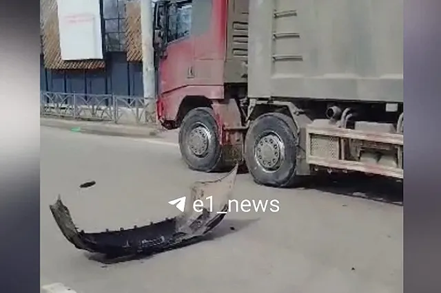 Улицу Московскую парализовало из-за аварии с большегрузом