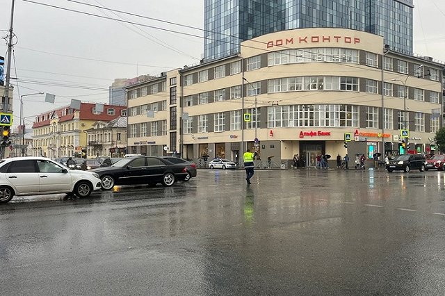 Водители из Академического пожаловались, что им полностью перекрыли выезд в центр Екатеринбурга