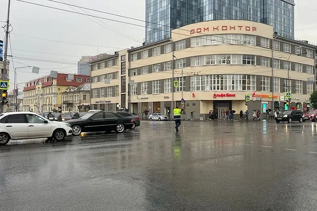 Водители из Академического пожаловались, что им полностью перекрыли выезд в центр Екатеринбурга