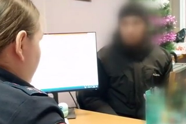 В Подмосковье задержали курьеров, перевозивших детей в сумках на багажниках