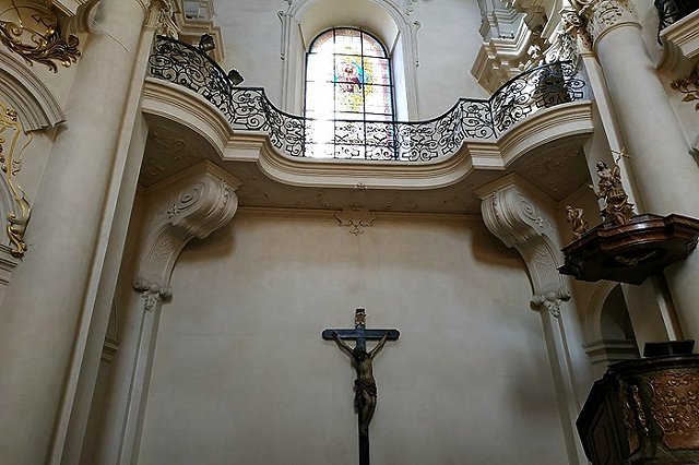 Выяснилось, кому принадлежала идея установки на здании СИНХ-УрГЭУ доски спорной личности