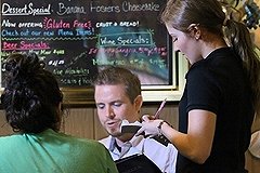 Журналисты насчитали шесть трюков официантов ради чаевых