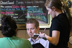 Журналисты насчитали шесть трюков официантов ради чаевых