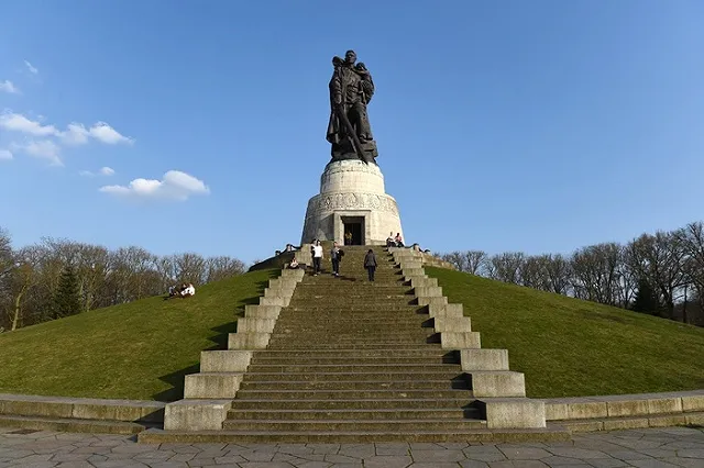 ВВС извинилась за «могилу неизвестного насильника» и удалила скандальный твит
