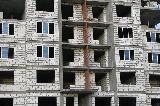 В Екатеринбурге с 25-этажа сорвался рабочий