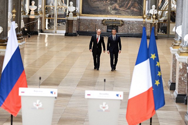 СМИ узнали о решении Макрона принять приглашение Путина