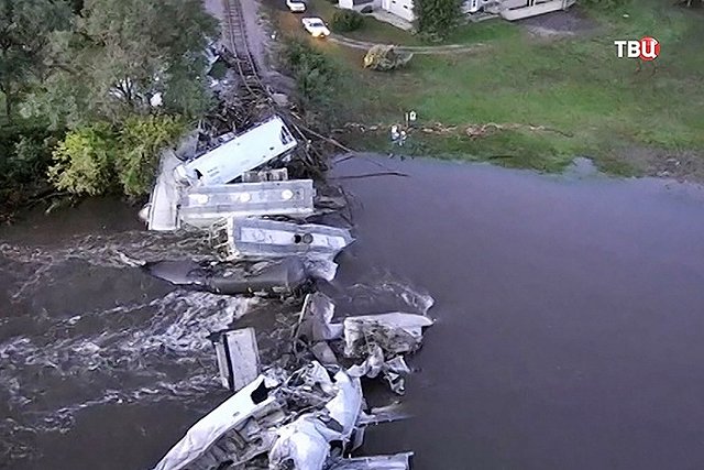 В Америке грузовой поезд рухнул с моста