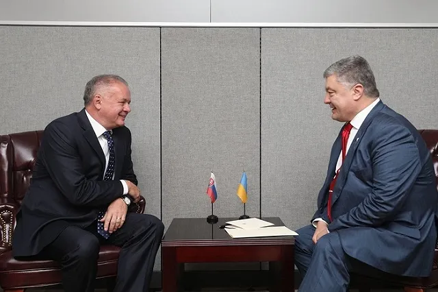 Опубликовано видео с заходящим в переговорную с Лавровым Порошенко