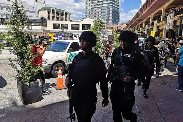 В столице Филиппин вооружённый преступник взял в заложники больше 30 посетителей ТЦ