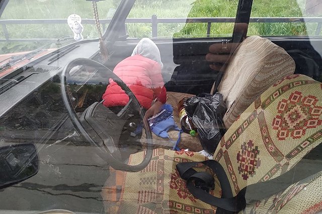 Прячут на полу и мешках: сотни водителей привлечены к ответственности за неправильную перевозку детей