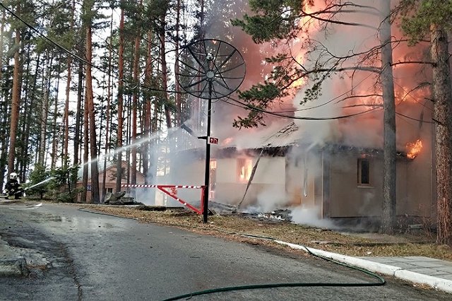 На базе отдыха «Таватуй» 15 человек спаслись из горящей бани