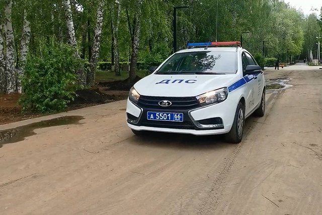 В Екатеринбурге сотрудники ГИБДД спасли ребёнка