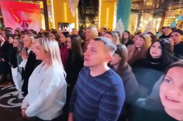 Православный флешмоб: сотрудники «Сима-Ленда» хором спели «Отче наш» — видео